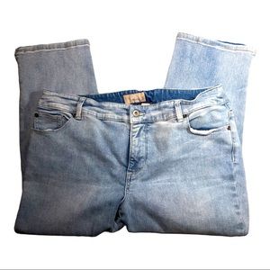 So Slimming by Chico’s light denim capris size 14